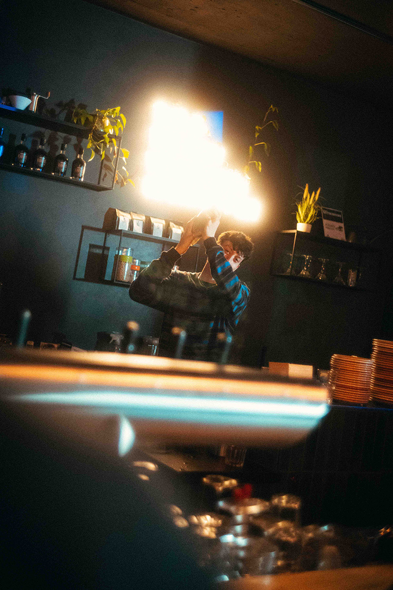 Mitarbeiter beim Cocktail shaken